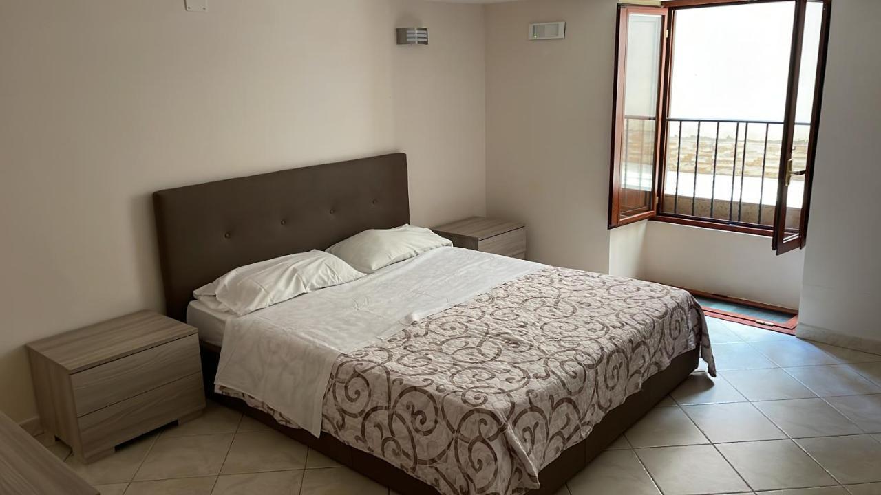 Casa Emilia Apartment เนเปิลส์ ภายนอก รูปภาพ